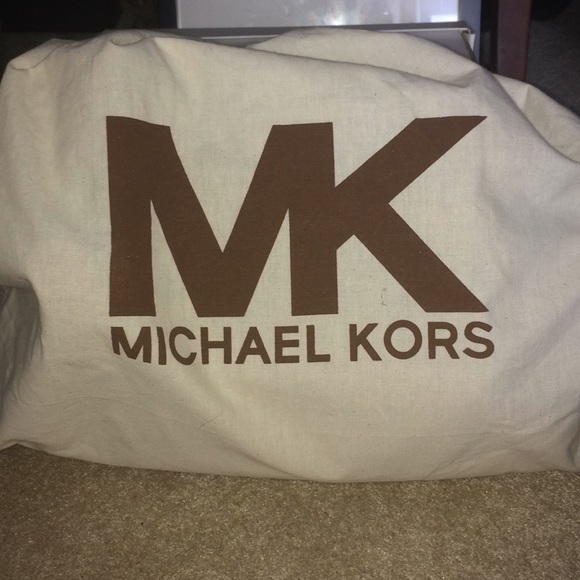 NWOT - MICHAEL KORS RED LEATHER BAG.  PREOWNED - Picture 4 of 4